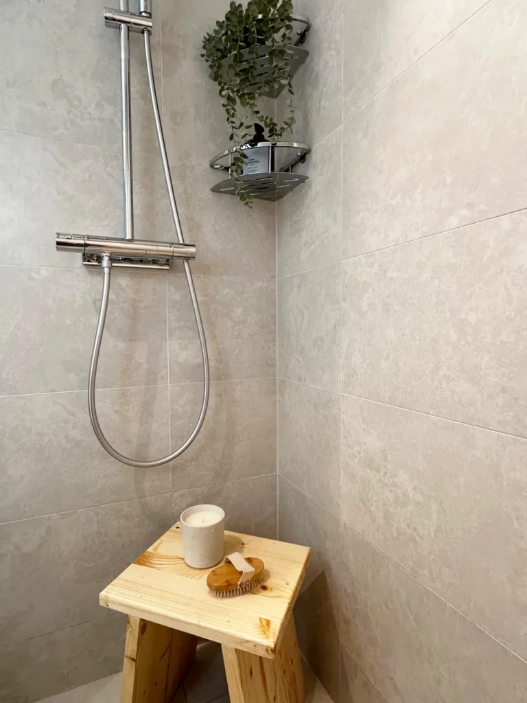 Lyxigt badrum i Älvsjö med kakel, klinker och modern dusch