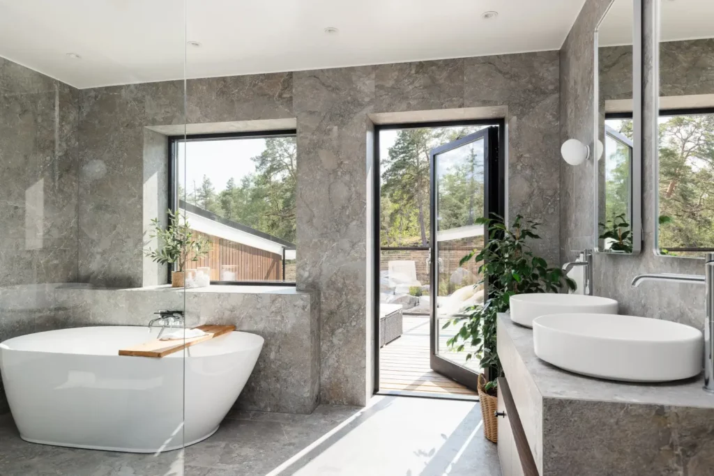 Lyxigt badrum i Ekerö med exklusiv inredning och natursten
