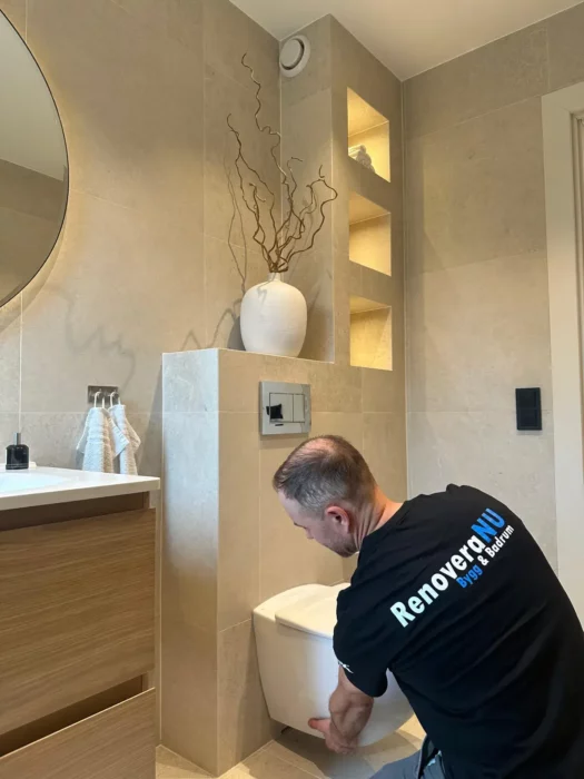 Certifierad hantverkare från Renovera NU vid badrumsrenovering i Stockholm