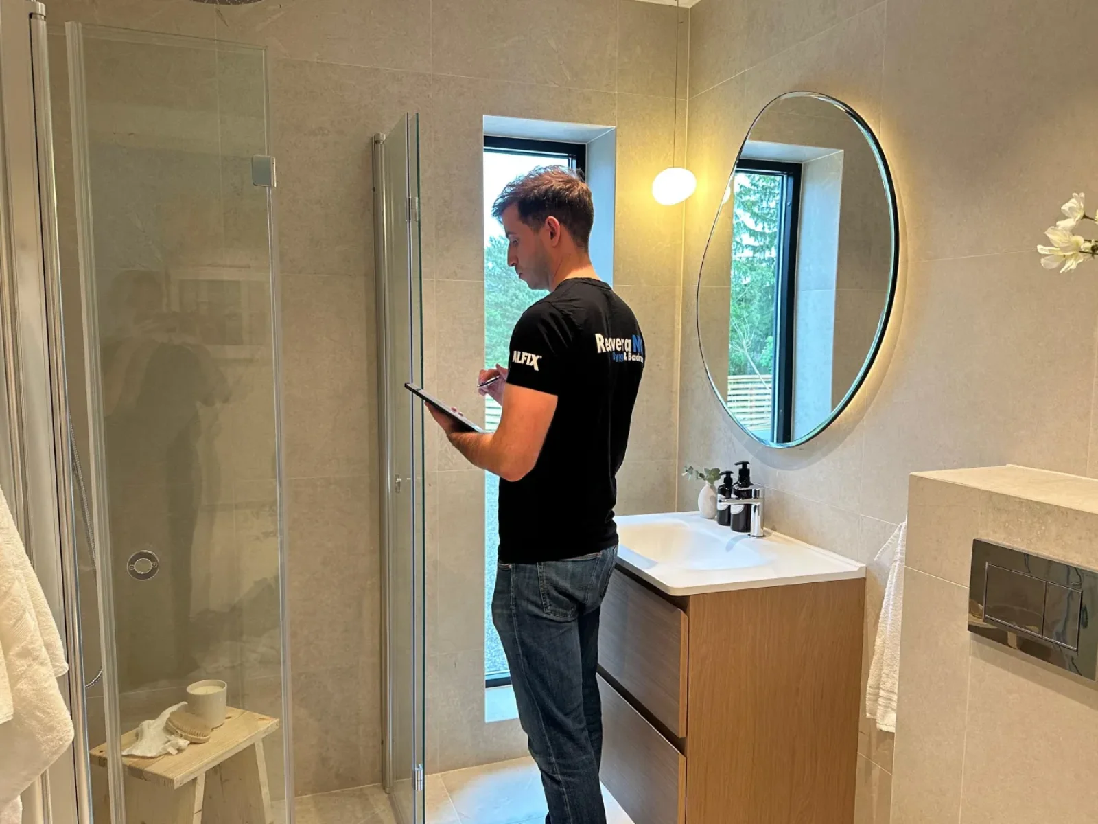 Projektledare i ljust badrum renoverat i Stockholm med klinkergolv och ek kommod