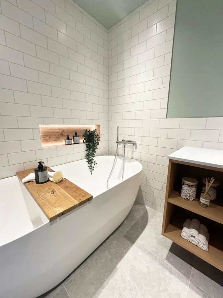 Badrumsrenovering i Tyresö med modern design och ljusa färger